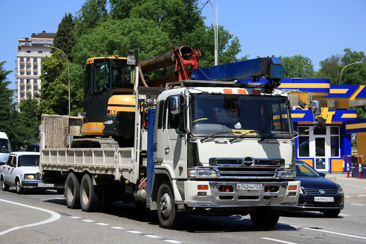 Краснодарский край, № В 742 НН 123 — Hino Profia