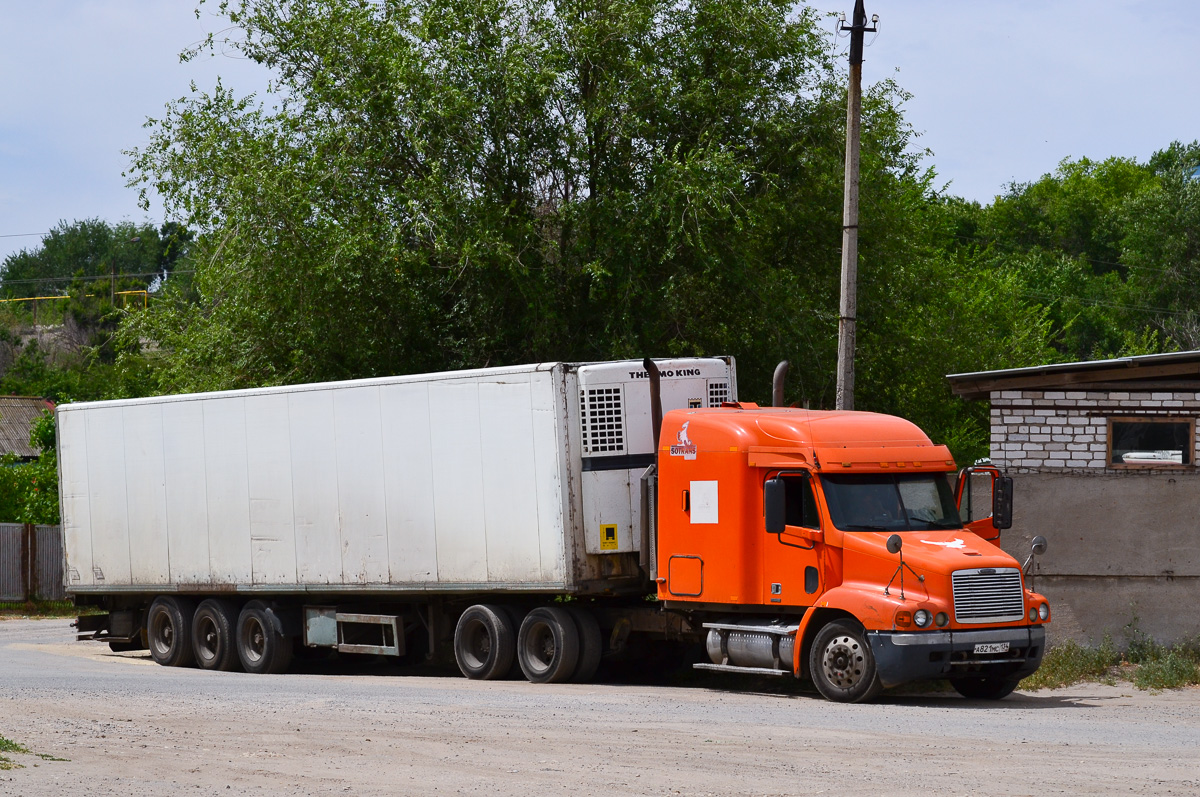 Волгоградская область, № А 821 МС 134 — Freightliner Century Class