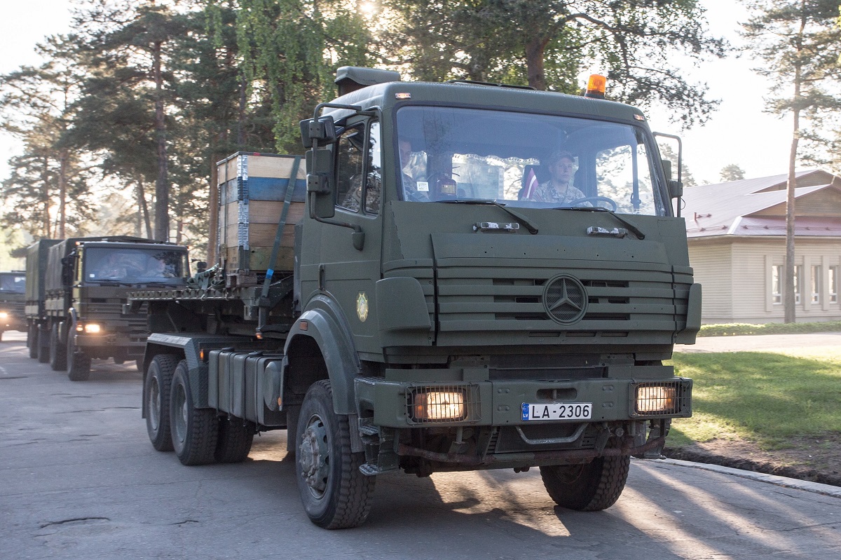 Латвия, № LA-2306 — Mercedes-Benz SK (общ. мод.)