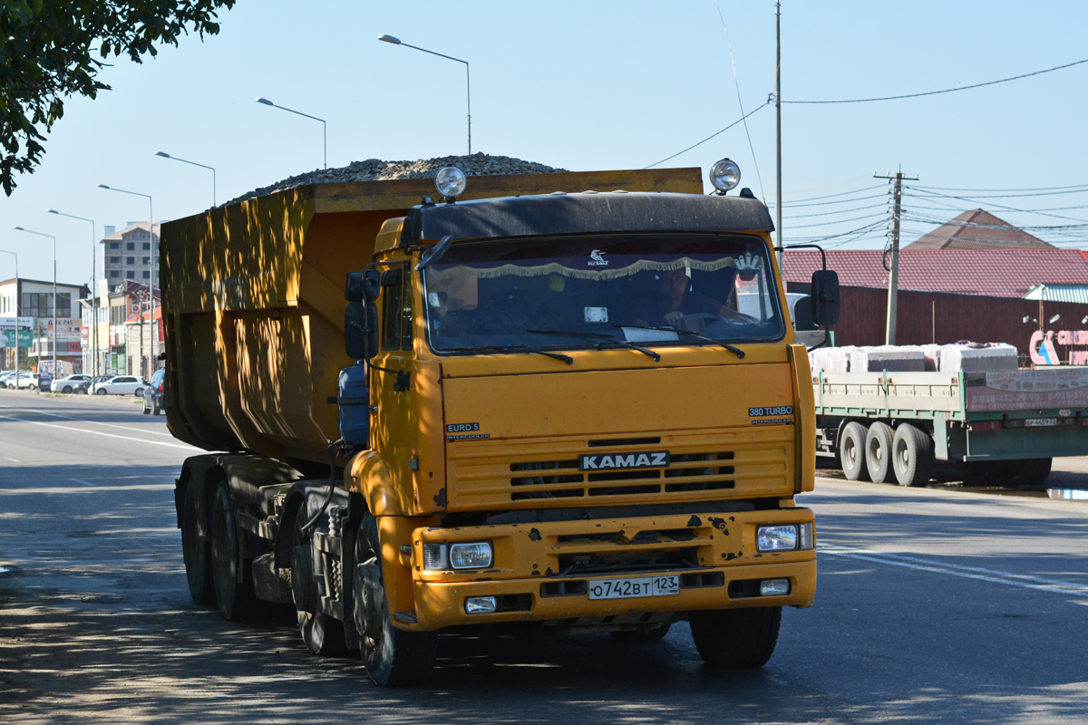 Краснодарский край, № О 742 ВТ 123 — КамАЗ-65201-B4