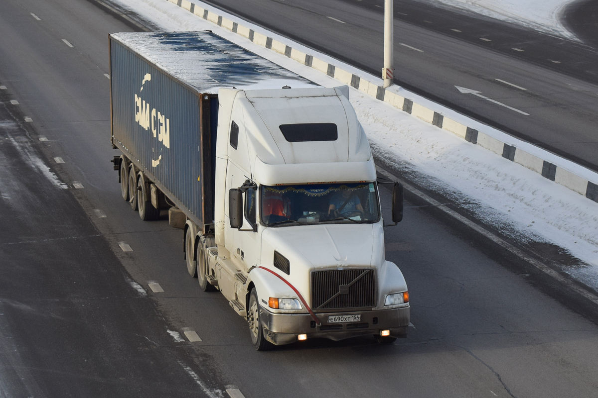 Новосибирская область, № Е 690 ХТ 154 — Volvo VNL660