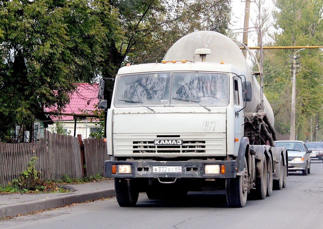 Псковская область, № А 332 ВС 60 — КамАЗ-54112