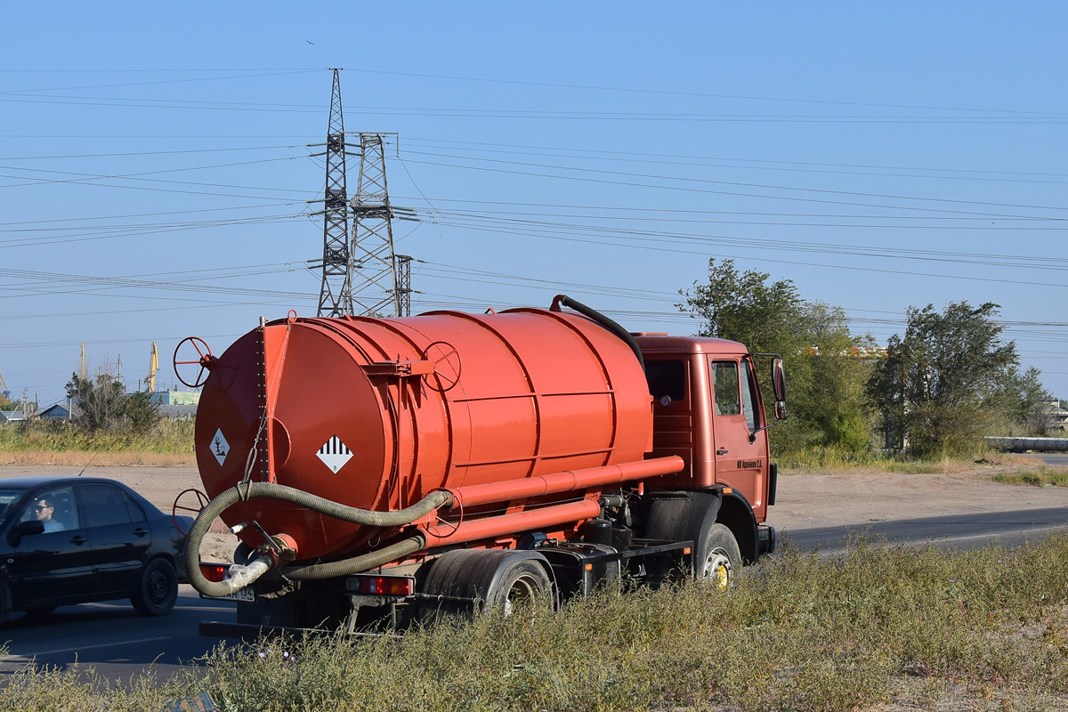 Волгоградская область, № Е 885 АН 134 — Mercedes-Benz NG (общ. мод.)