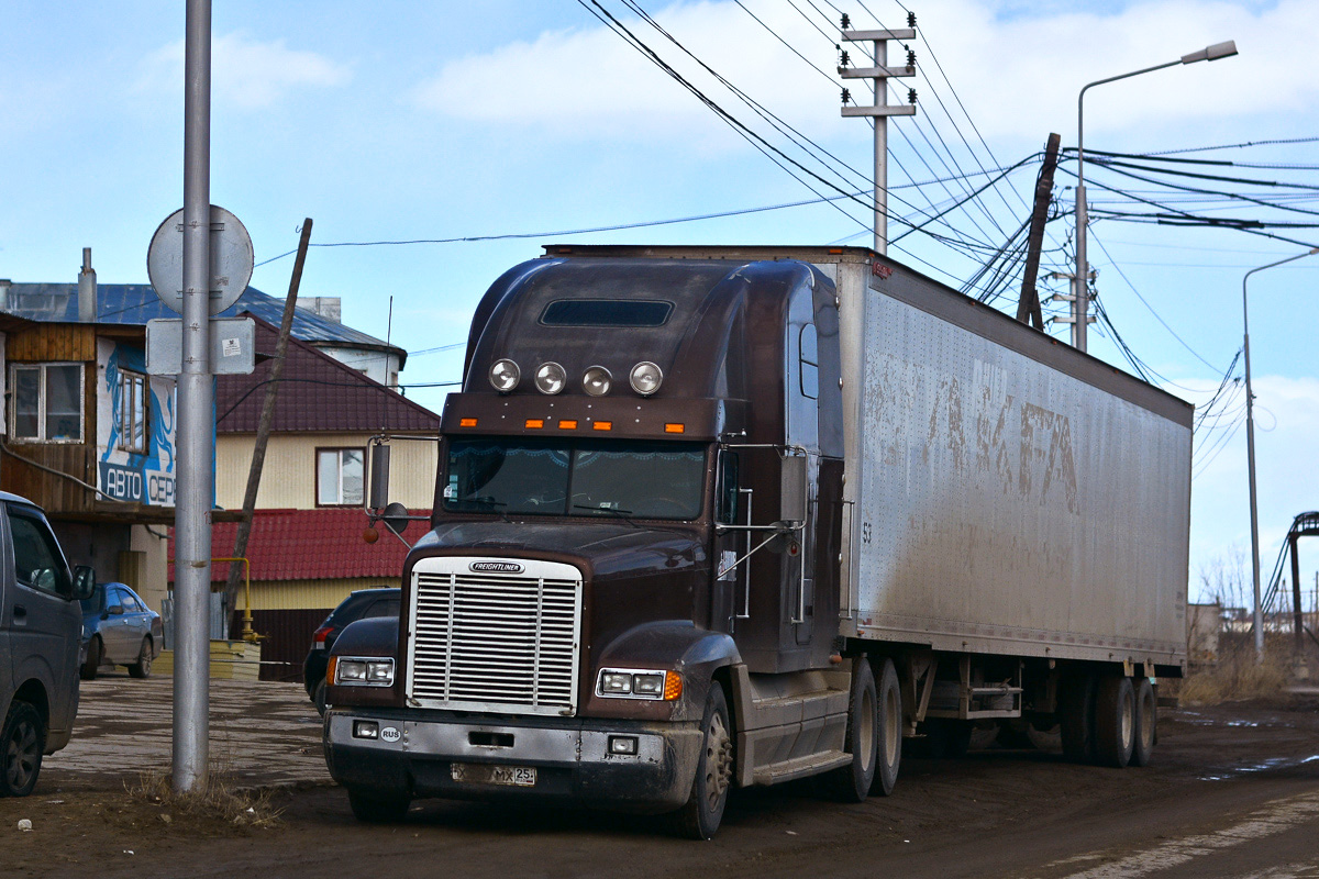 Приморский край, № Х 587 МХ 25 — Freightliner FLD 120