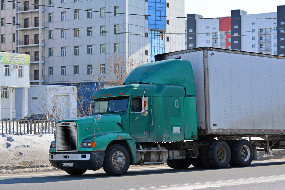 Приморский край, № О 125 ВВ 125 — Freightliner FLD 120