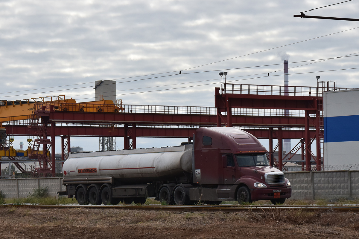 Самарская область, № В 305 НР 163 — Freightliner Columbia