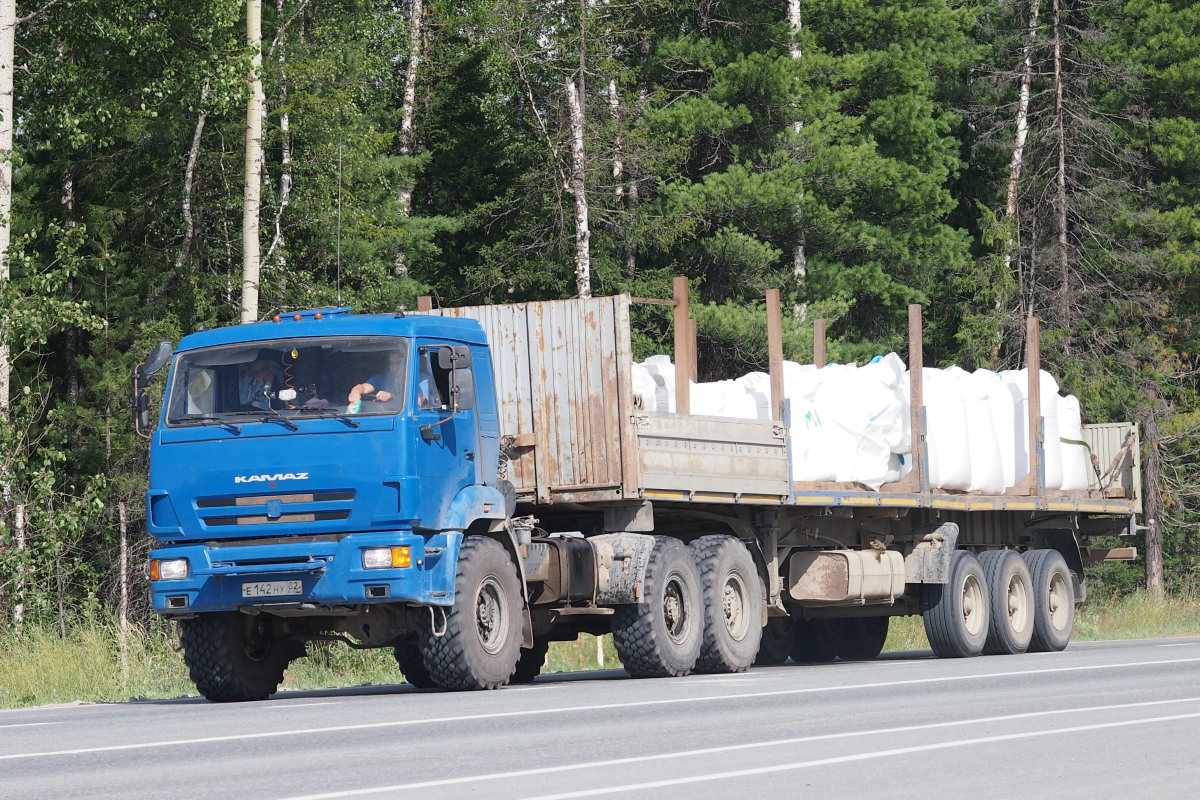 Ханты-Мансийский автоном.округ, № Е 142 НУ 82 — КамАЗ-44108-24 [441083]