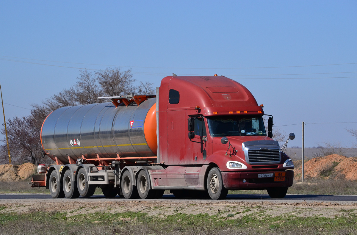 Волгоградская область, № Р 040 ВУ 34 — Freightliner Columbia