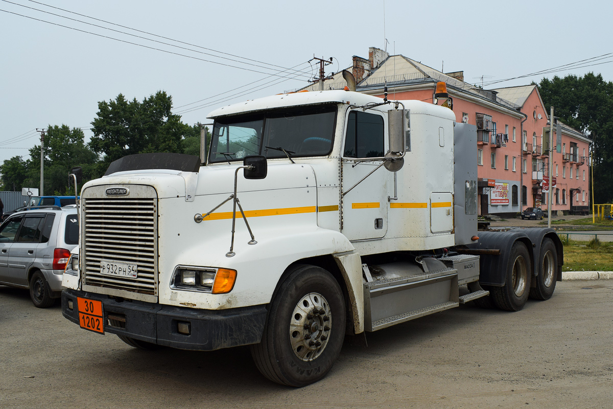 Алтайский край, № Р 932 РН 54 — Freightliner FLD 120