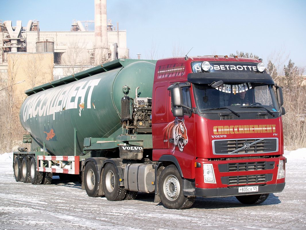 Приморский край, № Р 835 СА 125 — Volvo ('2002) FH12.440