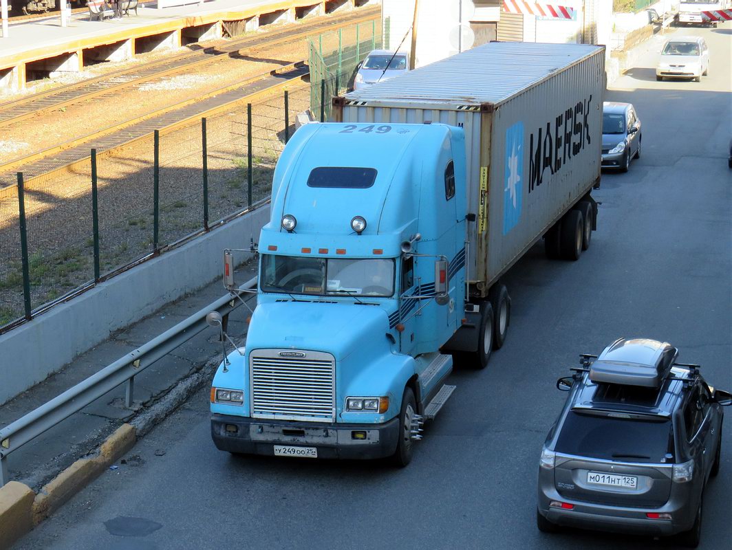 Приморский край, № У 249 ОО 25 — Freightliner FLD 112