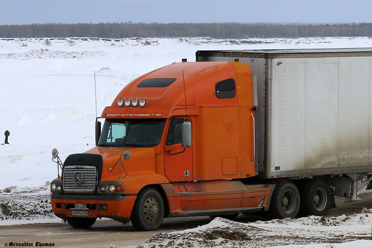 Приморский край, № Н 369 ЕА 125 — Freightliner Century Class