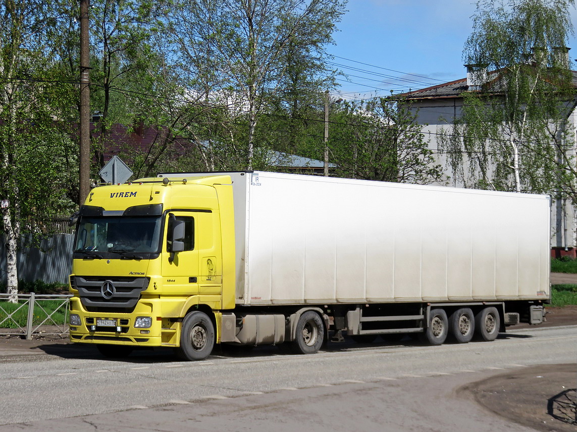 Ярославская область, № О 942 АО 76 — Mercedes-Benz Actros ('2009) 1844