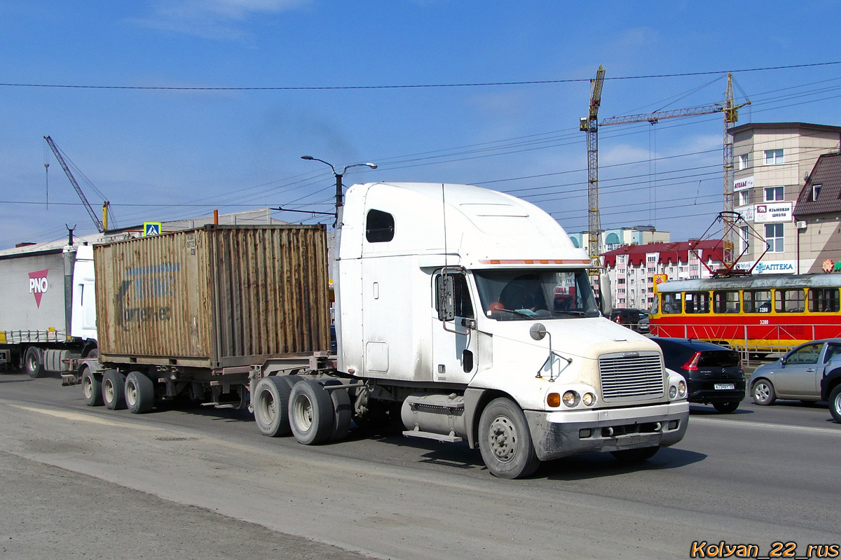 Новосибирская область, № В 002 СМ 24 — Freightliner Century Class