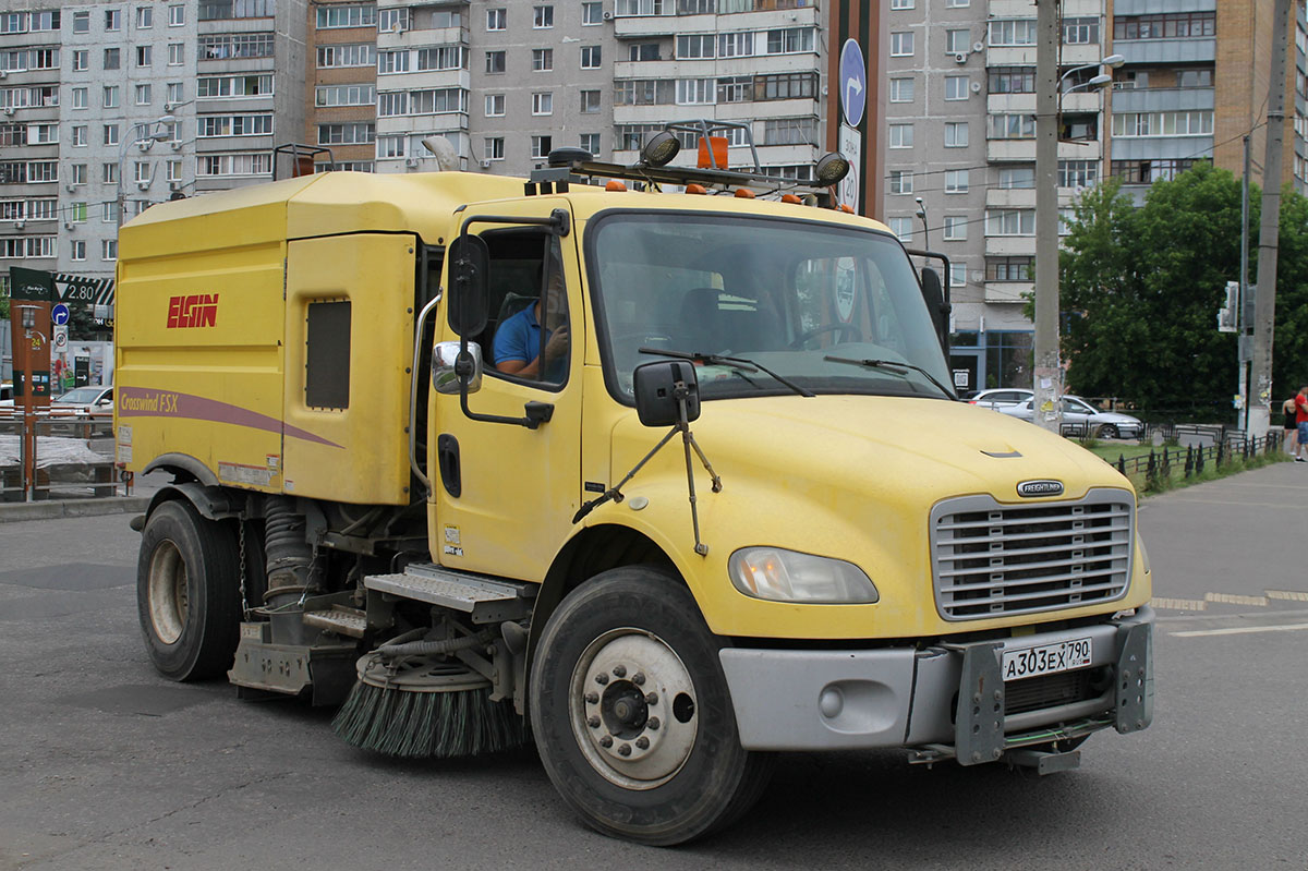 Московская область, № А 303 ЕХ 790 — Freightliner Business Class M2