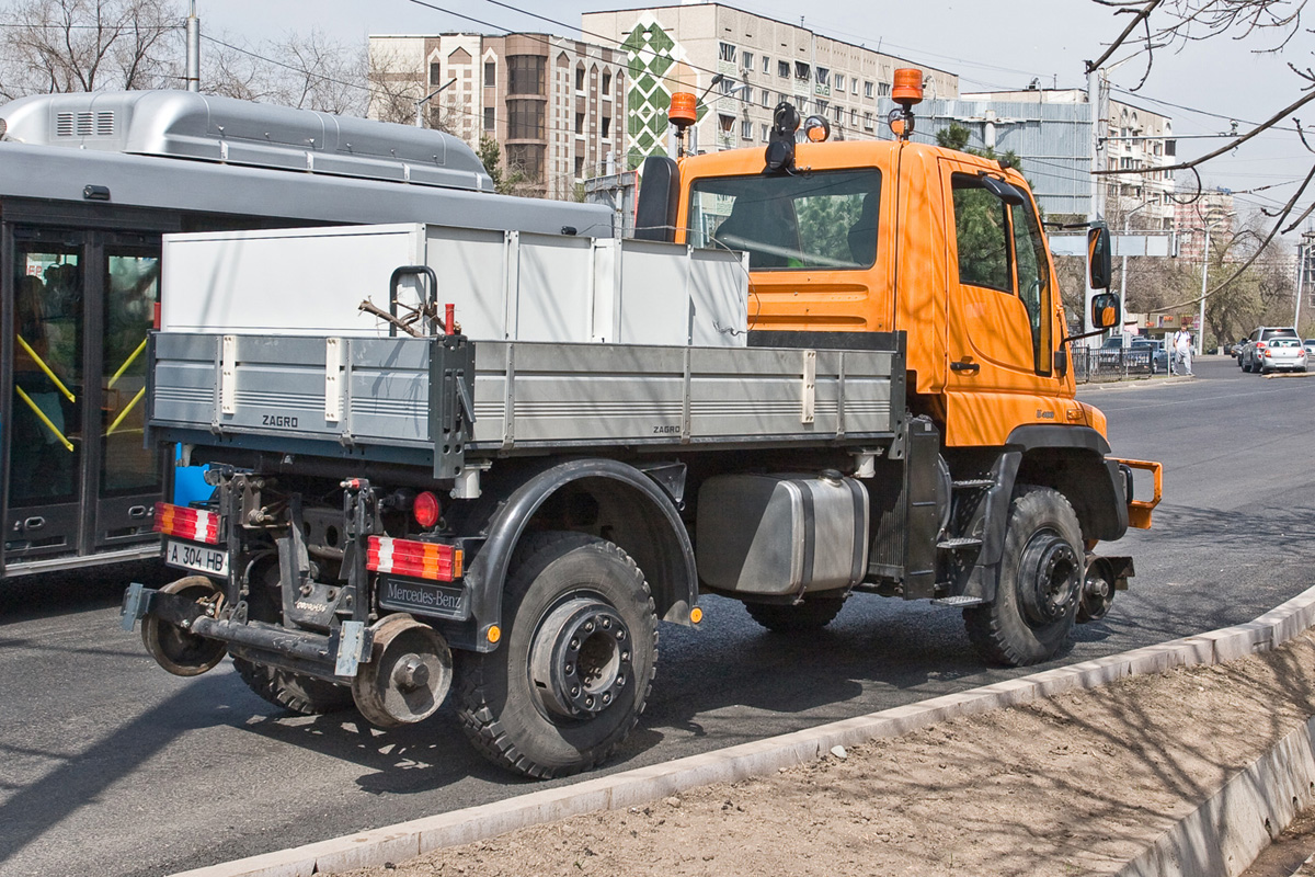 Алматы, № A 304 HB — Mercedes-Benz Unimog U400