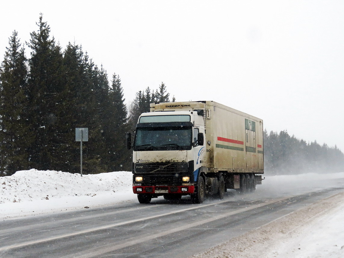 Новгородская область, № В 725 ЕН 53 — Volvo ('1993) FH-Series