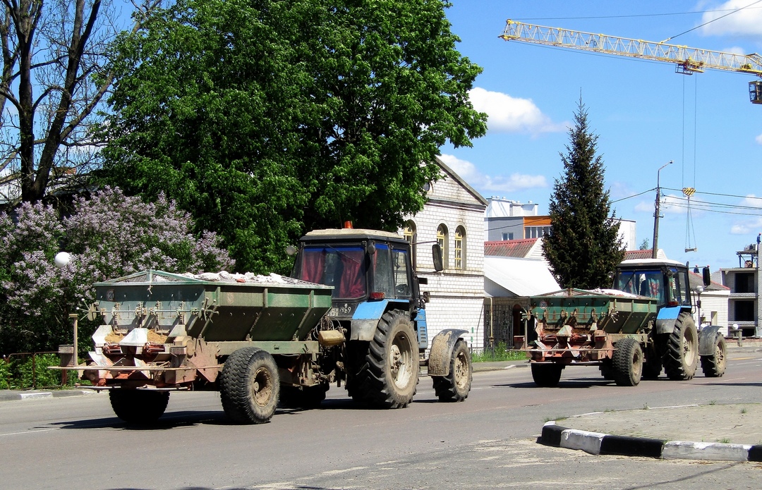 Могилёвская область, № 1489 — Беларус-1025.2; Могилёвская область, № 1488 — Беларус-1025.2; Прицепы сельскохозяйственные — Разбрасыватели твёрдых удобрений (общая)