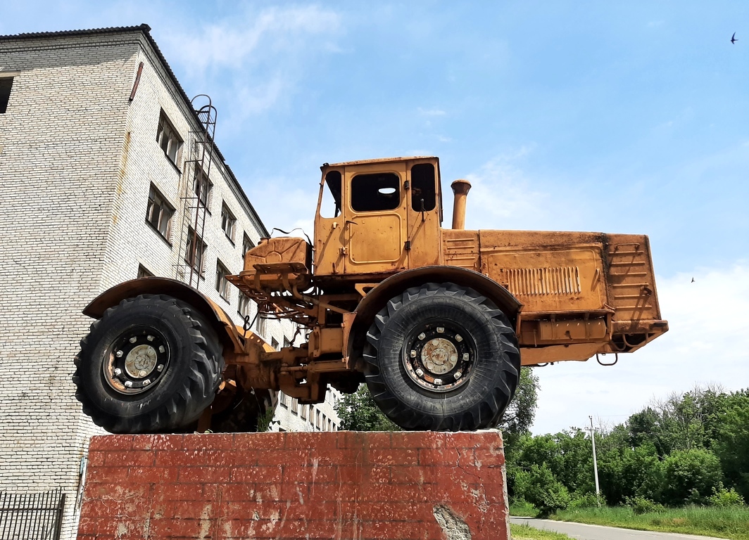 Луганская область, № (UA13) Б/Н СТ 0004 — К-700; Техника на постаментах, памятники (Луганская область)