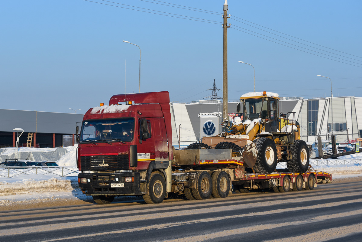 Архангельская область, № М 706 МУ 29 — МАЗ-6430A8; Архангельская область, № 2610 АВ 29 — SDLG (LGCE) (общая модель)