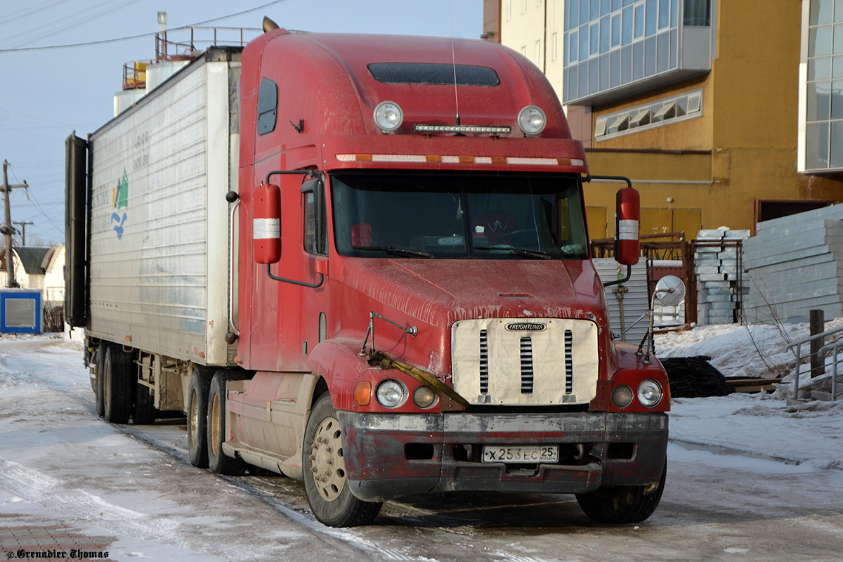 Приморский край, № Х 142 ЕС 25 — Freightliner Century Class