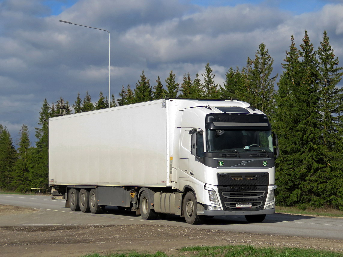 Тюменская область, № Р 381 НН 72 — Volvo ('2012) FH.460