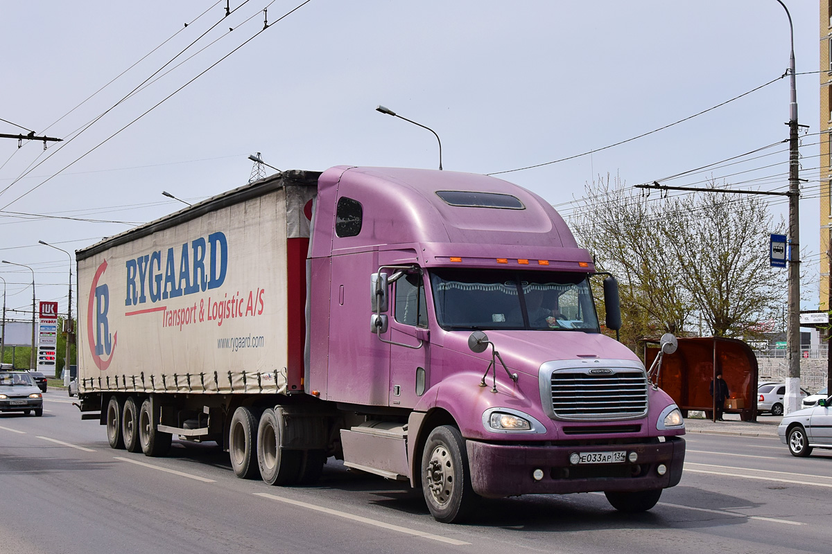 Волгоградская область, № Е 033 АР 134 — Freightliner Columbia