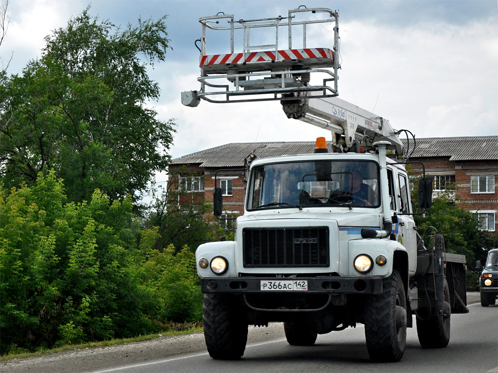 Кемеровская область, № Р 366 АС 142 — ГАЗ-33081 «Садко»