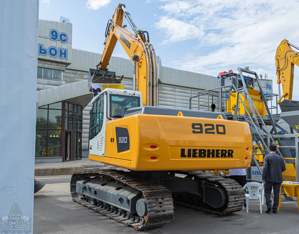 Алматы, № (KZ02) Б/Н СТ 0068 — Liebherr (общая модель)