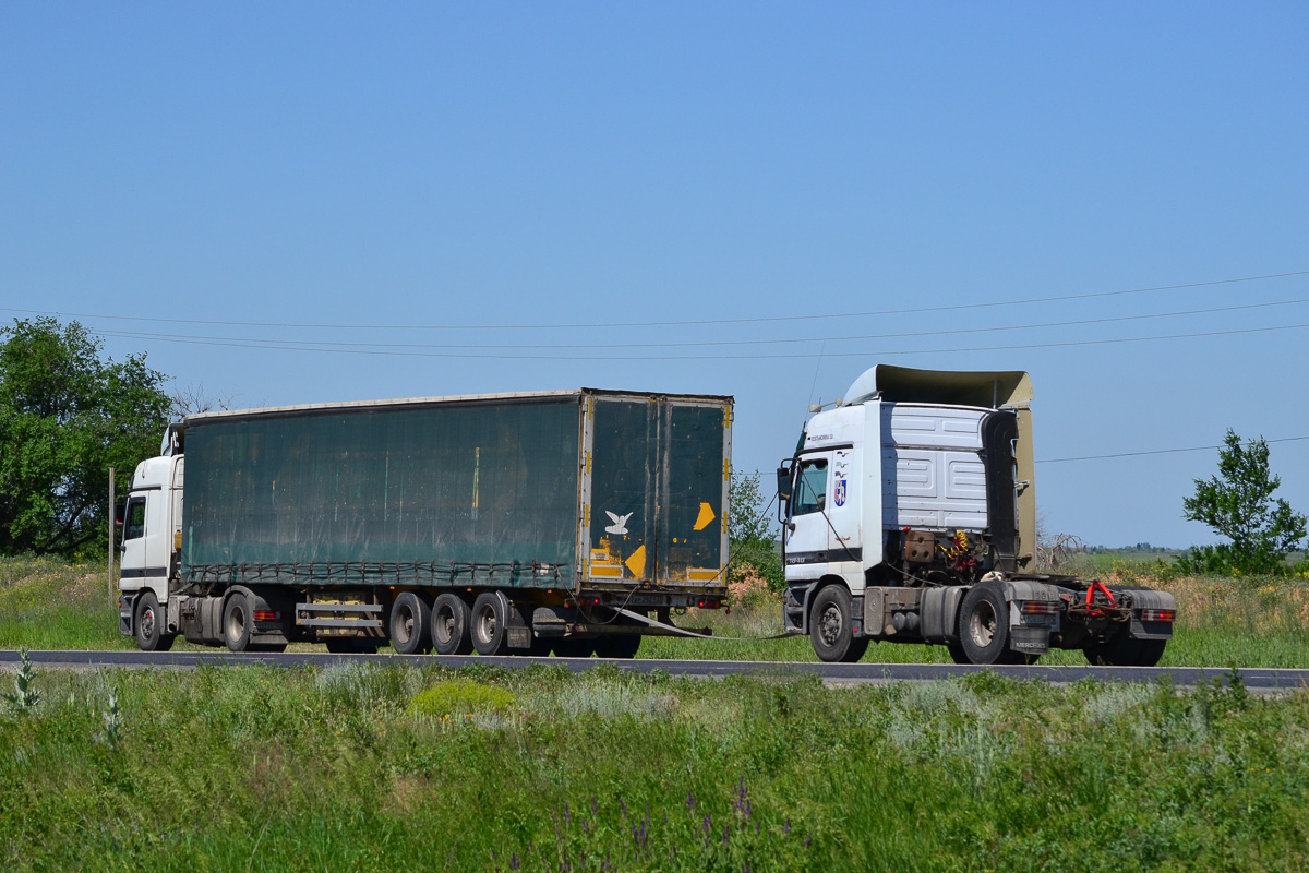 Краснодарский край, № К 449 ТС 123 — Mercedes-Benz Actros ('1997) 1840; Ростовская область, № М 106 АО 161 — Mercedes-Benz Actros ('1997) 1848