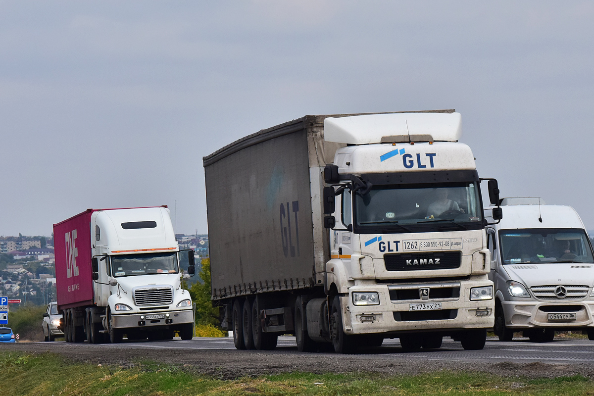 Краснодарский край, № Н 333 КТ 123 — Freightliner Columbia; Чувашия, № 1262 — КамАЗ-5490-S5