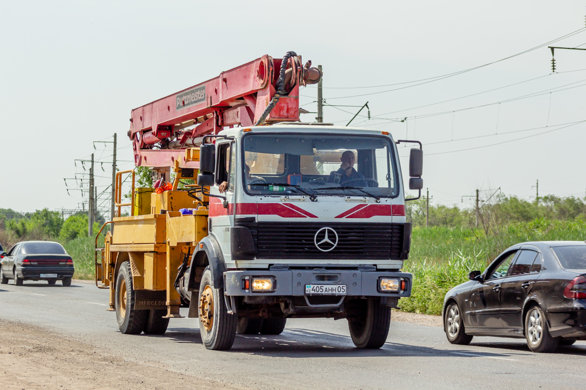 Алматинская область, № 405 AHH 05 — Mercedes-Benz SK 1922