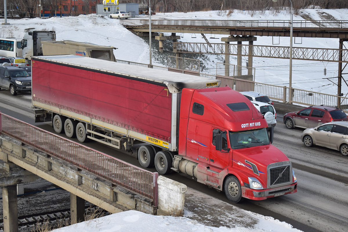 Алтайский край, № В 061 ЕО 122 — Volvo VNL670