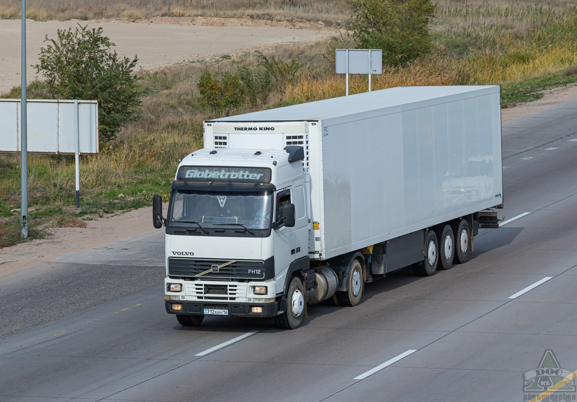 Восточно-Казахстанская область, № 712 AAH 16 — Volvo ('1993) FH12.380