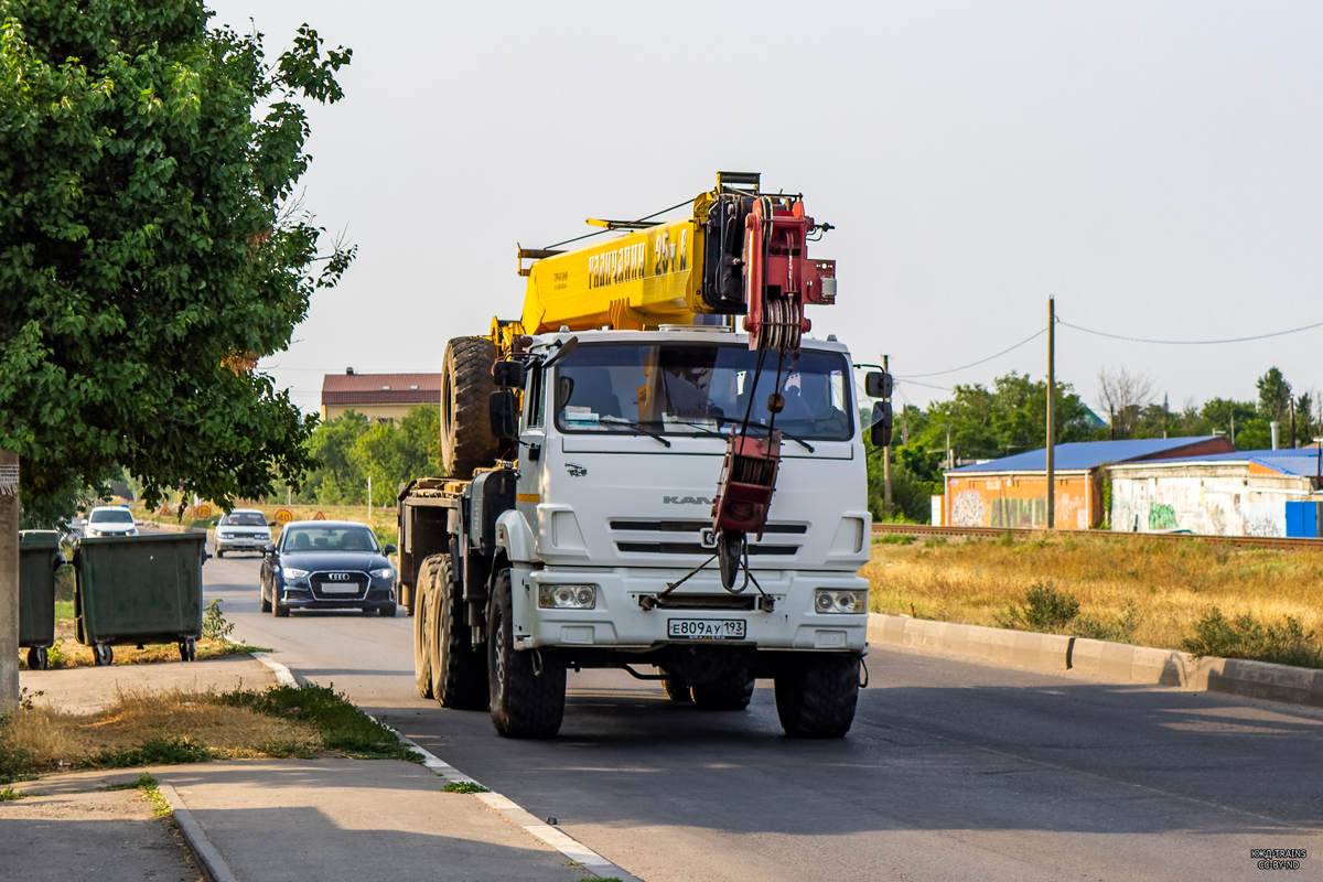 Краснодарский край, № Е 809 АУ 193 — КамАЗ-43118-46