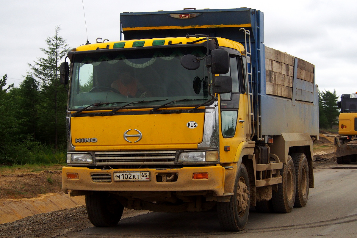 Сахалинская область, № М 102 КТ 65 — Hino FS