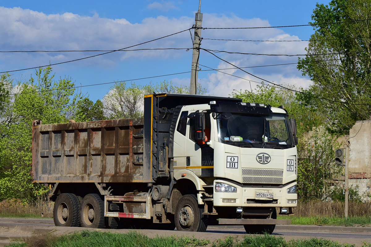 Волгоградская область, № М 928 ЕР 134 — FAW J6 CA3310