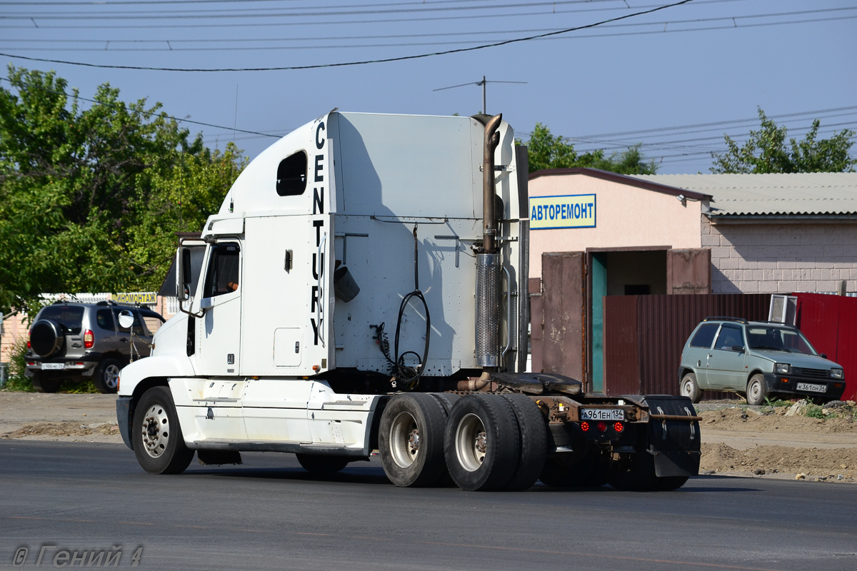 Волгоградская область, № А 961 ЕН 134 — Freightliner Century Class