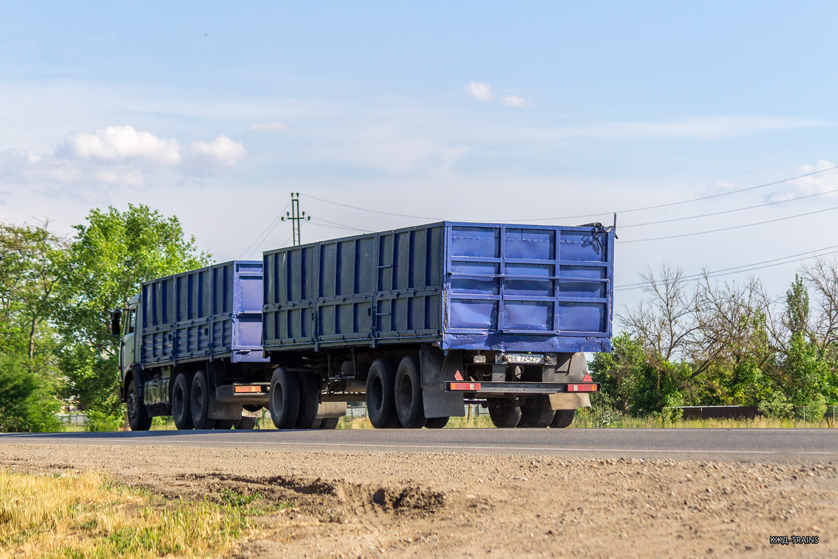 Краснодарский край, № ЕЕ 7242 23 — СЗАП-83053; Краснодарский край — Автомобили с нечитаемыми (неизвестными) номерами