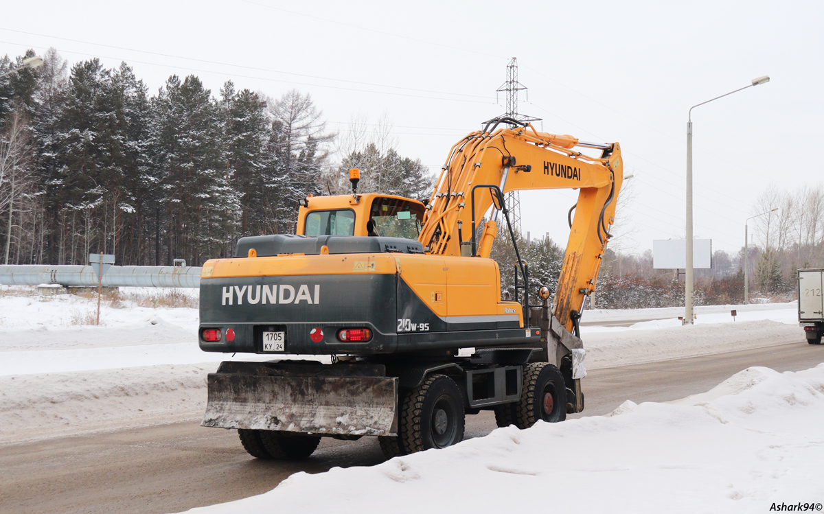 Красноярский край, № 1705 КУ 24 — Hyundai R210W-9S