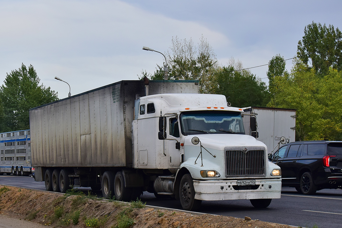 Волгоградская область, № М 692 УН 134 — International 9400