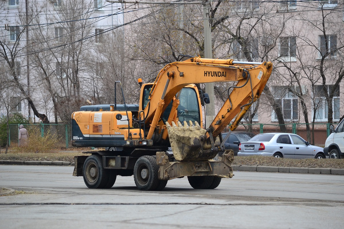 Волгоградская область, № 3833 СН 34 — Hyundai R180W