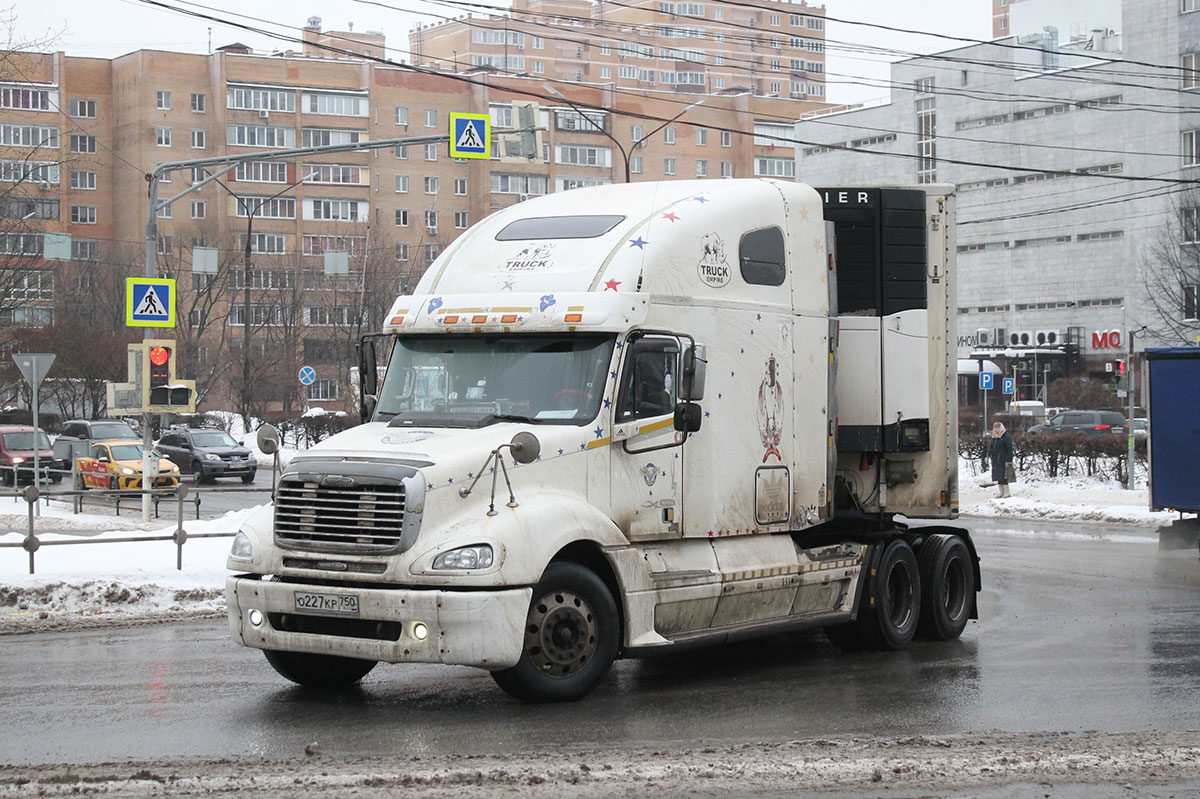 Московская область, № О 227 КР 750 — Freightliner Columbia