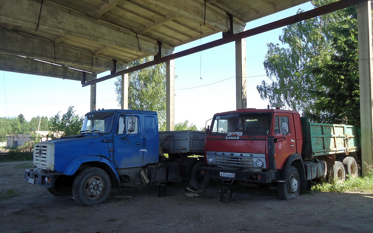 Псковская область, № С 913 АМ 60 — ЗИЛ-4423; Псковская область, № К 774 АМ 60 — КамАЗ-5320