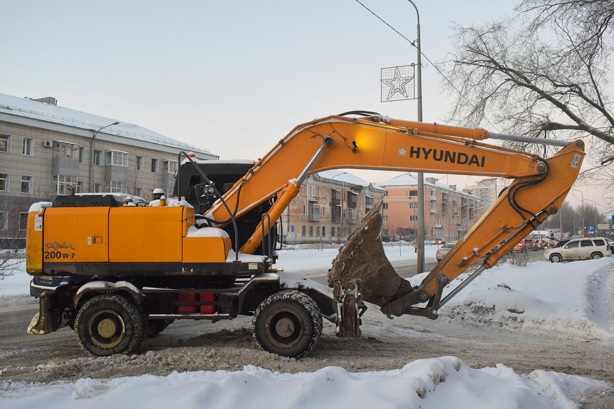 Алтайский край, № 4133 АР 22 — Hyundai R200W