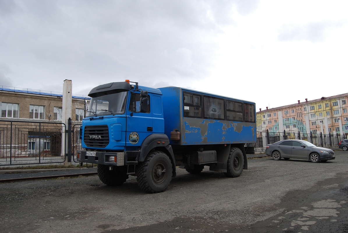 Красноярский край, № Е 437 МЕ 124 — Урал-32552-79