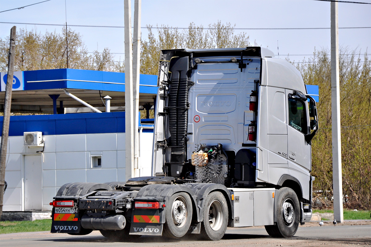 Краснодарский край, № В 054 УН 193 — Volvo ('2012) FH.500