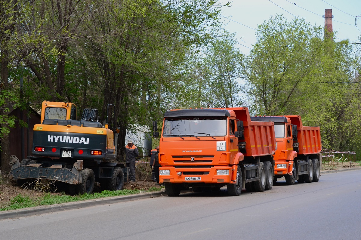 Волгоградская область, № 1189 ЕА 34 — Hyundai R140W; Волгоградская область, № К 205 ВО 134 — КамАЗ-65115-50 Волгоградская область, № 1189 ЕА 34 — Hyundai R140W; Волгоградская область, № К 205 ВО 134 — КамАЗ-65115-50