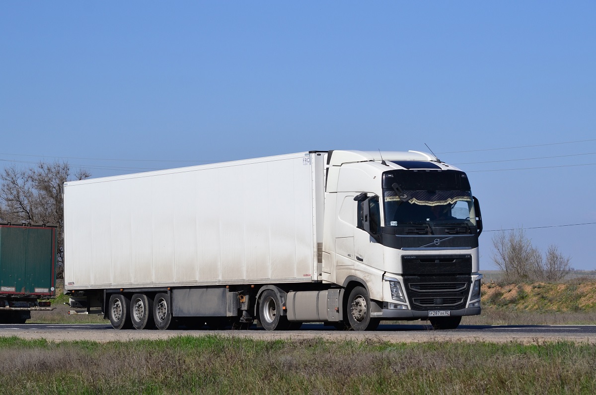 Крым, № Р 287 АК 82 — Volvo ('2012) FH.460